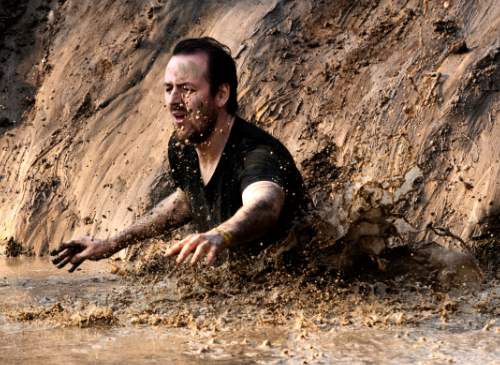 man in die in de mud trenches valt tijdens de mud run obstacle run van strong viking