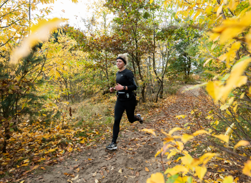 een vrouw die door het bos rent tijdens de trail run in wijchen hardlopen voor beginners beginnen met hardlopen opbouwen