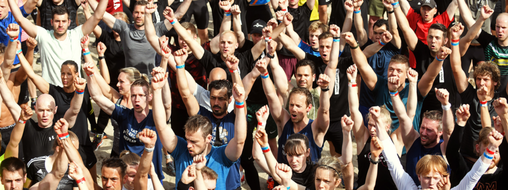 strong viking deelnemers die hun vuisten in de lucht houden terwijl ze iets roepen